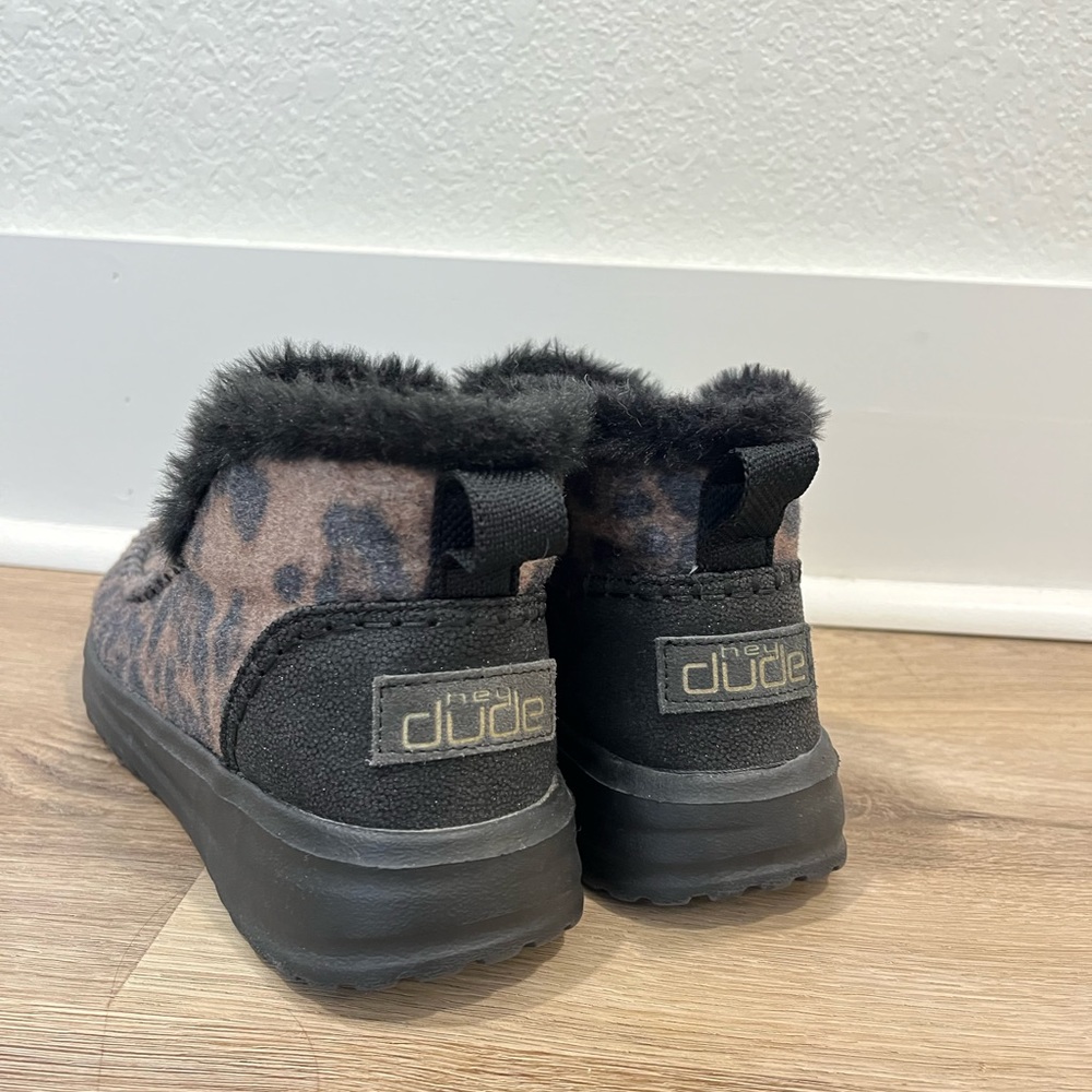 Ladies Hey Dude Denny Leopard, Sz 8. EUC